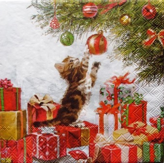 Le chat joue avec les boules de Noël