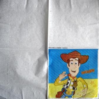 Woody de Toy Story, fond jaune et bleu