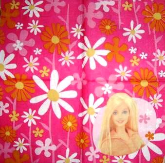 Barbie aux fleurs fond rose
