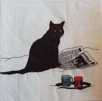 Chat noir, journal et petit-déjeuner