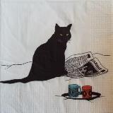 Chat noir, journal et petit-déjeuner
