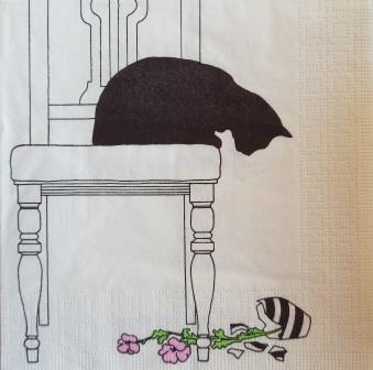 Chat noir sur la chaise et vase cassé