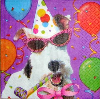 Chien fox terrier qui fait la fête