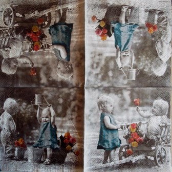 Les 2 enfants rétro et les fleurs