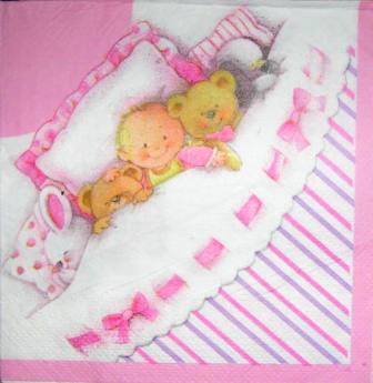 Bébé fille dans son lit avec nounours