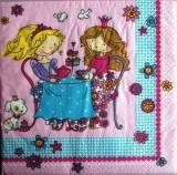 Les 2 petites princesses prennent le th&eacute;