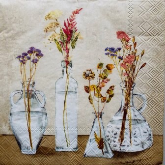Bouquets de fleurs séchées en vases