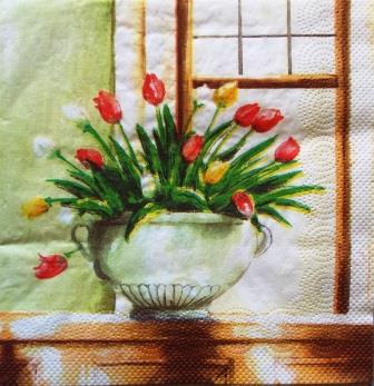 Vase de tulipes à la fenêtre