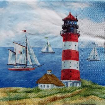 Phare et voiliers en bord de mer