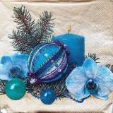 Déco de Noël en bleu, bougie, orchidée
